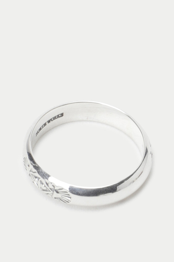 노스 웍스 W-615 반지는 실버 900 소재로 제작된 공용 제품입니다. 미니멀하고 베이직한 스타일로, 매끄럽고 깔끔한 디자인이 돋보입니다. 수제작으로 완성되어 높은 품질을 자랑하며, 다양한 스타일에 자연스럽게 매치할 수 있습니다. 적당한 두께감으로 레이어드하여 개성 있는 연출을 시도해 보세요. 일상생활에서 착용하기 좋은 실버 아이템입니다.
