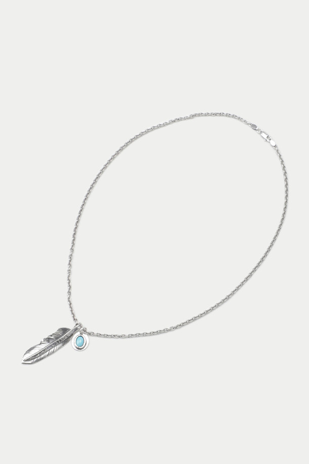 NORTH WORKS N-410 목걸이는 빈티지 에스닉 스타일을 선호하는 분들을 위한 실버 네크리스입니다. 925 실버 체인과 900 실버 펜던트가 사용되었으며, 깃털과 터키석, 빈티지 아메리칸 코인 장식이 섬세하게 조화를 이룹니다. 수공예로 제작되어 독특한 매력을 더하며, 여행룩, 휴가룩, 리조트룩 등 다양한 TPO에 활용하기 좋습니다. 레트로 무드를 즐기는 스타일에 포인트를 더해 개성 있는 스타일을 연출해보세요.
