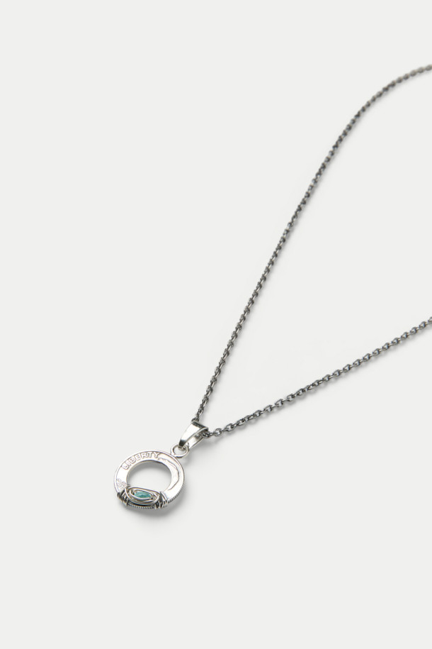 NORTH WORKS NECKLACE N-655는 미니멀하고 베이직한 스타일의 목걸이입니다. 실버925 체인과 900 실버 펜던트, 오닉스 원석 장식의 조화가 돋보이며, 데일리룩과 모임룩에 모두 잘 어울립니다. 실버와 블랙 두 가지 컬러로 제공되며, 사이즈 조절이 가능하여 편안하게 착용할 수 있습니다. 수제작으로 제작되어 높은 퀄리티를 자랑하며, 다른 목걸이와 레이어드하여 더욱 개성 있는 스타일을 연출할 수 있습니다.
