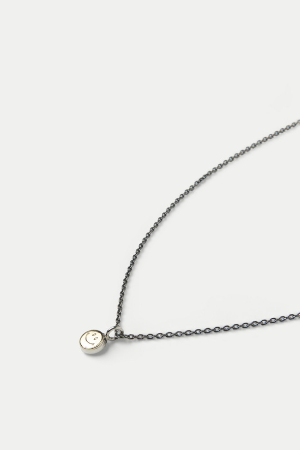 NORTH WORKS NECKLACE N-617b (노스 웍스 네크리스 N-617b)는 900 실버와 브라스 소재로 제작된 공용 목걸이입니다. 빈티지 코인과 스마일 펜던트가 특징이며, 클래식, 미니멀, 레트로 스타일을 연출합니다. 체인 길이를 조절하여 다양한 스타일링이 가능하며, 레이어드하여 개성 있는 연출도 가능합니다. 데이트룩, 모임룩, 소개팅룩 등 다양한 TPO에 활용하기 좋습니다.
