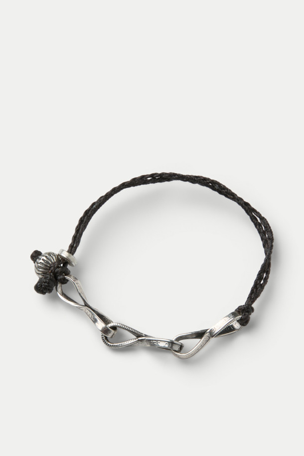 노스 웍스 비즈 팔찌 D-201은 900 실버 소재와 왁스 코드를 사용하여 제작된 팔찌입니다. 실버와 블랙 컬러의 조화가 돋보이며, 코인 체인 파츠가 캐주얼한 느낌을 더합니다. 수제작으로 완성되어 높은 퀄리티를 자랑하며, 다양한 스타일과 레이어드하여 개성 있는 연출이 가능합니다. 일상생활에서 편안하게 착용하기 좋은 아이템으로, 미니멀한 스타일을 즐기는 분들께 추천합니다.
