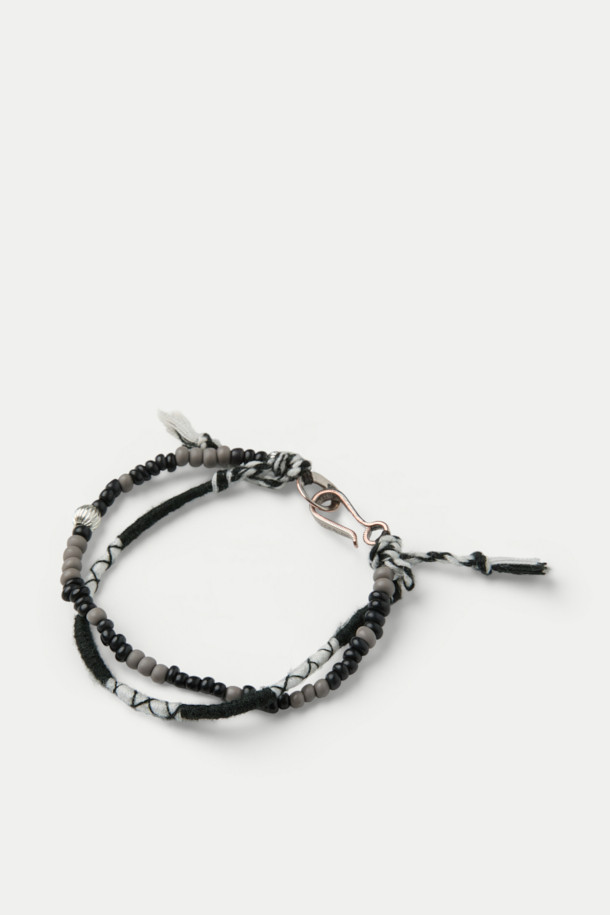 NORTH WORKS(노스 웍스) 비즈 팔찌 D-731b는 캐주얼, 미니멀 스타일을 즐기는 분들을 위한 팔찌입니다. 불규칙한 패턴의 비즈와 10센트 니켈 후크 잠금장치가 특징이며, 블랙과 화이트 두 가지 색상으로 제공됩니다. 핸드메이드 오버레이 비즈 디자인으로 제작되어 독특한 멋을 더하며, 데일리룩이나 산책룩에 포인트 아이템으로 활용하기 좋습니다. 단독 착용은 물론, 다른 팔찌와 레이어드하여 개성 있는 스타일을 연출할 수도 있습니다.