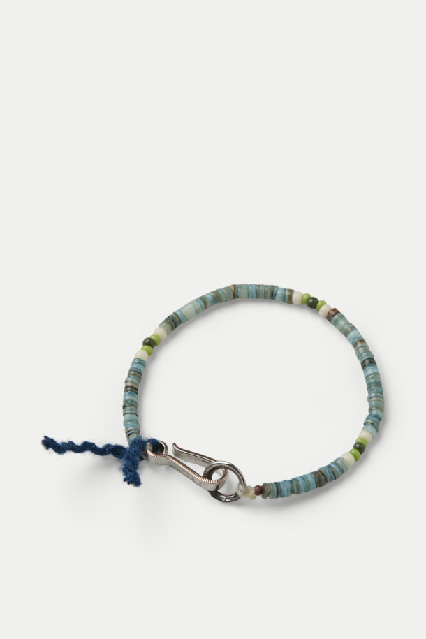 노스 웍스 비즈 팔찌 D-809A는 블루, 그린, 네이비 색상의 비즈로 이루어진 핸드메이드 팔찌입니다. 캐주얼한 스타일로, 여행룩이나 휴가룩에 매치하기 좋습니다. 후크 잠금장치를 사용하여 간편하게 착용할 수 있으며, 다른 팔찌와 레이어드하여 개성 있는 스타일을 연출할 수도 있습니다. 미니멀한 디자인으로 데일리 아이템으로 활용하기 좋습니다.
