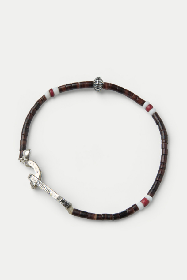 NORTH WORKS(노스 웍스) 비즈 팔찌 D-201은 브라운, 화이트, 레드의 세련된 색상 조합이 돋보이는 팔찌입니다. 비즈와 후크 디자인이 캐주얼한 스타일을 연출하며, 일상에서 편안하게 착용하기 좋습니다. 핸드메이드 방식으로 제작되어 높은 퀄리티를 자랑하며, 레이어드하여 개성 있는 스타일을 연출할 수도 있습니다. 후크 잠금장치로 간편하게 착용할 수 있는 실용적인 아이템입니다.
