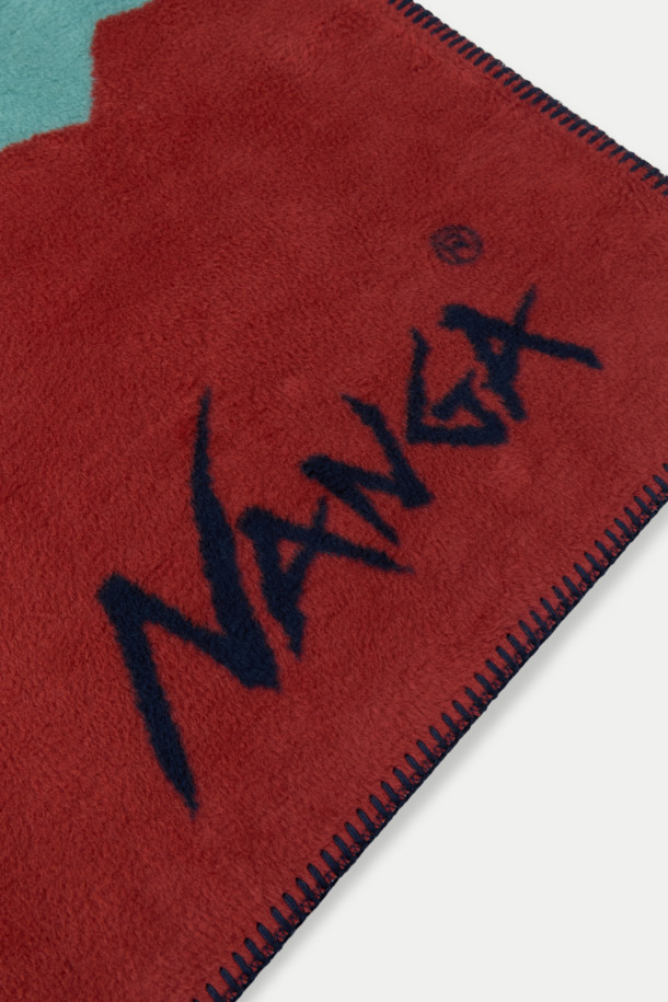 낭가 멀티 컬러 릿지라인 코튼 블랭킷 S는 면 80%, 폴리에스터 20% 혼방 소재로 제작되어 부드러운 촉감을 자랑합니다. 두꺼운 두께감으로 보온성을 높였으며, 낭가파르바트 산맥을 모티브로 한 프린트 패턴이 특징입니다. 멀티컬러, 터콰이즈, 레드, 네이비 등 다채로운 색상으로 구성되어 있으며, 더블 자카드 직조 방식으로 제작되었습니다. 침대나 소파 커버로 활용 가능하며, 미니멀한 스타일을 추구하는 분들께 적합한 싱글 사이즈 블랭킷입니다.
