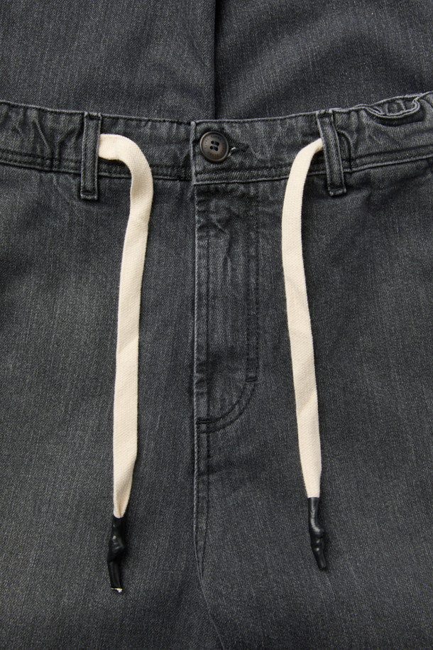 FIVER(파이버) 워싱 루즈핏 데님은 편안함과 스타일을 모두 갖춘 데님 팬츠입니다. 블랙 컬러에 워싱 처리와 페이드 아웃 디테일로 빈티지한 매력을 더했습니다. 넉넉한 루즈핏과 일자핏으로 체형에 구애 없이 편안하게 착용 가능하며, 탄탄한 면 소재로 제작되어 튼튼합니다. 허리 밴딩과 스트링, 사이드 및 백 포켓, 지퍼 여밈 디테일로 실용성을 높인 캐주얼 스타일의 데님 팬츠입니다. 일상 속에서 미니멀한 스타일을 연출하기 좋습니다.
