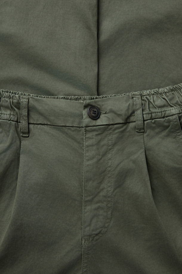 FIVER(파이버) 이지 턱 배기 팬츠는 캐주얼, 미니멀, 클래식 스타일을 즐기는 남녀 모두를 위한 아이템입니다. 봄, 가을에 어울리는 면, 스판덱스 혼방 소재의 긴 기장 바지로, 편안한 배기핏을 선사합니다. 허벅지 부분은 여유롭고 밑단은 테이퍼드 디자인으로, 웨이스트 밴딩과 스트링으로 허리 사이즈를 조절할 수 있습니다. 무지 디자인에 카키 컬러로, 출근룩이나 산책룩 등 다양한 TPO에 활용 가능하며, 사이드 포켓과 힙 포켓으로 실용성을 더했습니다. 버튼과 지퍼 여밈으로 깔끔하게 마무리되었습니다.
