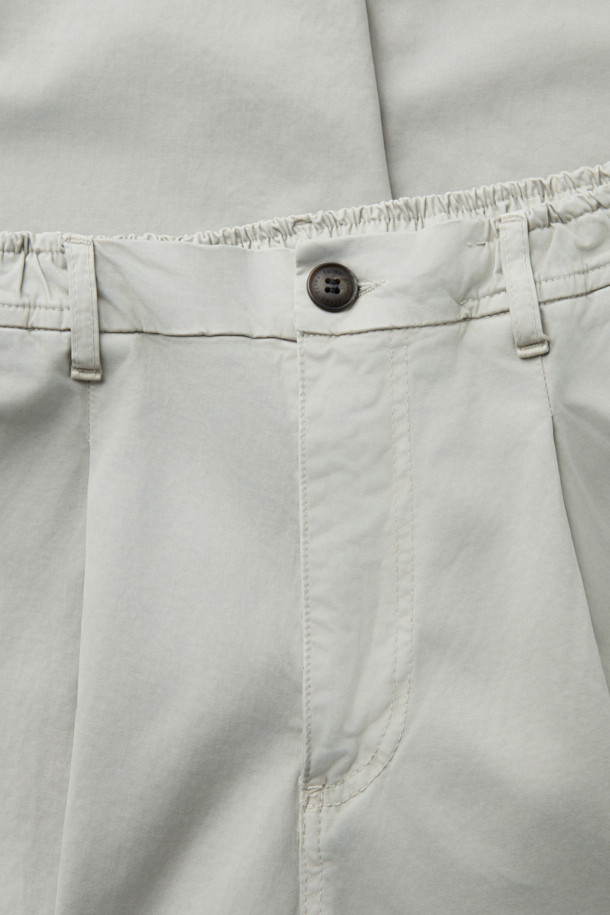 FIVER (파이버) 이지 턱 배기 팬츠는 캐주얼, 미니멀, 클래식 스타일을 아우르는 활용도 높은 바지입니다. 면과 스판덱스 혼방 소재로 제작되어 탄탄한 촉감과 편안한 착용감을 선사합니다. 허벅지 부분은 여유 있고 밑단은 테이퍼드 디자인으로 트렌디한 배기핏을 연출하며, 웨이스트 밴딩과 스트링으로 허리 사이즈를 조절할 수 있습니다. 무지 디자인에 그레이 컬러로 출시되어 다양한 상의와 쉽게 매치할 수 있으며, 버튼/지퍼 여밈, 사이드 포켓, 힙 포켓으로 실용성을 더했습니다. 봄, 여름, 가을 시즌에 일상복으로 편안하게 즐겨 입기 좋습니다.
