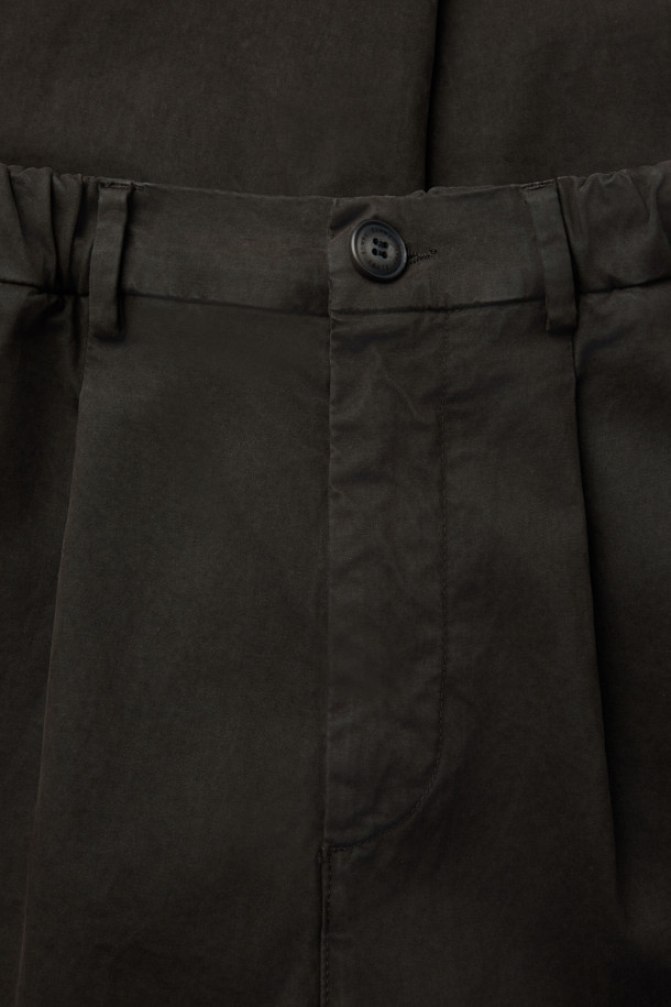 FIVER(파이버) 턱 루즈 핏 팬츠는 일상과 출근룩, 비즈니스 캐주얼에 모두 활용 가능한 베이직 스타일의 바지입니다. 면과 스판덱스 혼방 소재로 제작되어 편안한 착용감을 제공하며, 루즈핏과 일자핏으로 디자인되어 어떤 체형에도 자연스럽게 어울립니다. 무지 디자인에 블랙 컬러로, 미니멀, 클래식, 캐주얼 등 다양한 스타일을 연출하기 좋습니다. 허리 부분은 웨이스트 밴딩 처리되어 편안함을 더했으며, 투턱 디테일로 포인트를 주었습니다.
