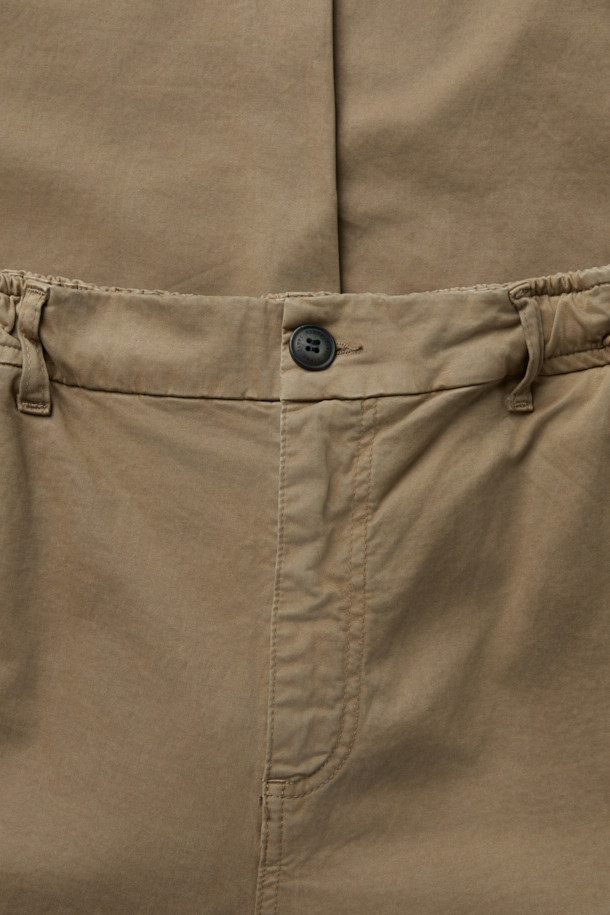 FIVER(파이버) 루즈핏 팬츠는 베이직하고 캐주얼한 스타일로, 일상에서 편안하게 착용하기 좋은 바지입니다. 면과 스판덱스 혼방 소재로 제작되어 탄탄한 촉감을 제공하며, 사계절 내내 활용 가능합니다. 허리 스트링과 웨이스트 밴딩으로 편안한 착용감을 선사하며, 힙 포켓과 사이드 포켓이 실용성을 더합니다. 베이지와 카키 두 가지 색상으로 출시되어 다양한 상의와 매치하기 좋습니다. 여행룩이나 산책룩으로 활용하여 캐주얼하고 미니멀한 스타일을 완성해보세요.
