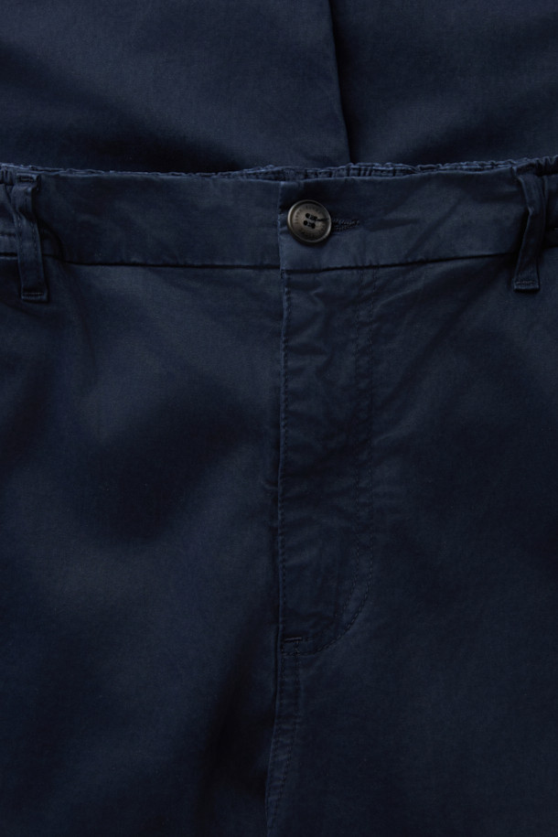 FIVER (파이버) 루즈핏 팬츠는 편안함과 스타일을 동시에 잡은, 일상생활에 최적화된 바지입니다. 네이비 색상으로 어떤 상의와도 쉽게 매치할 수 있으며, 사계절 내내 활용 가능한 실용성을 자랑합니다. 면과 스판덱스 혼방 소재로 제작되어 탄탄한 촉감과 편안한 착용감을 제공합니다. 루즈핏과 일자핏으로 디자인되어, 체형에 구애받지 않고 누구나 멋스럽게 소화할 수 있습니다. 허리 스트링과 웨이스트 밴딩, 사이드/힙 포켓, 버튼/지퍼 여밈 디테일로 실용성을 더했습니다. 여행, 산책 등 가벼운 활동 시 캐주얼하고 미니멀한 스타일을 연출해보세요.
