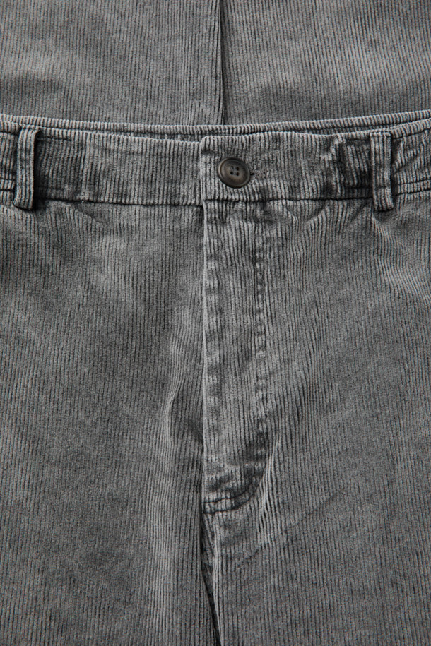 FIVER(파이버) 루즈핏 코듀로이 팬츠는 가을, 겨울 시즌에 어울리는 캐주얼하고 베이직한 스타일의 코듀로이 바지입니다. 부드러운 촉감의 코듀로이, 면, 스판덱스 혼방 소재로 제작되어 편안한 착용감을 선사하며, 루즈핏으로 활동성을 높였습니다. 밴딩 허리에 스트링 디테일로 편안함과 스타일을 동시에 잡았으며, 테이핑 마감으로 깔끔함을 더했습니다. 출근룩과 캠핑룩은 물론, 미니멀한 스타일 연출에도 활용하기 좋은 데일리 팬츠입니다. 색상은 그레이 한 가지입니다.
