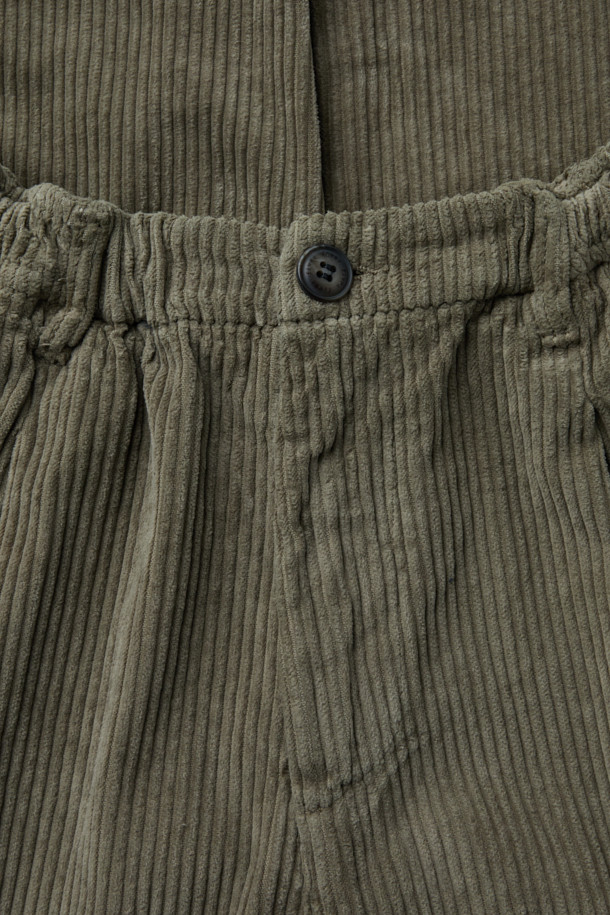 FIVER(파이버) 배기 코듀로이 팬츠는 가을, 겨울 시즌 남성분들의 캐주얼 스타일을 완성해 줄 코듀로이 팬츠입니다. 부드러운 촉감의 코듀로이와 면 혼방 소재로 제작되어 편안한 착용감을 선사하며, 넉넉한 루즈핏과 배기핏으로 활동성을 높였습니다. 카키와 올리브 두 가지 색상으로 출시되어 다양한 상의와 매치하기 용이하며, 원턱 디자인과 허리 스트링, 사이드 및 힙 포켓 디테일로 실용성을 더했습니다. 산책룩, 캠핑룩 등 편안한 TPO에 미니멀, 클래식 스타일을 더하여 멋스러운 연출이 가능합니다.
