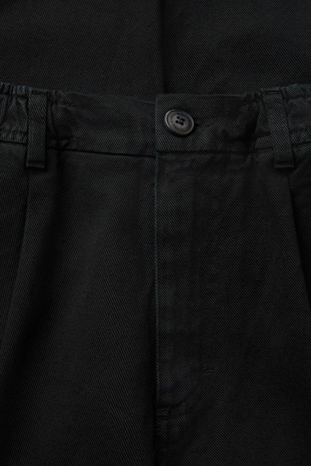 FIVER(파이버) 트윌 배기 팬츠는 캐주얼, 미니멀, 클래식 스타일을 즐겨 입는 분들을 위한 데일리 팬츠입니다. 탄탄한 면 소재로 제작되어 편안한 착용감을 선사하며, 허벅지 부분은 여유 있고 밑단으로 갈수록 좁아지는 배기핏으로 트렌디한 실루엣을 연출합니다. 허리 스트링과 웨이스트 밴딩으로 편안함을 더했으며, 원턱 디자인과 스트레치성이 우수한 소재로 활동성을 높였습니다. 블랙 컬러의 무지 디자인으로 출근룩, 데이트룩 등 다양한 TPO에 활용 가능하며, 사이드 및 힙 포켓, 버튼/지퍼 여밈 디테일로 실용성을 더했습니다.
