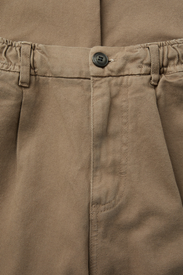 FIVER(파이버) 트윌 배기 팬츠는 캐주얼, 미니멀, 클래식 스타일을 아우르는 바지입니다. 면 소재로 제작되어 탄탄한 촉감을 자랑하며, 봄, 가을에 착용하기 좋습니다. 베이지, 카키 두 가지 색상으로 출시되어 일상 및 캐주얼 룩에 활용하기 좋으며, 출근룩으로도 손색없습니다. 루즈핏의 배기 디자인으로 편안함을 더하고, 원턱 디테일과 허리 스트링, 웨이스트 밴딩으로 활동성을 높였습니다. 힙 포켓과 사이드 포켓, 버튼/지퍼 여밈으로 실용성을 강조한 제품입니다.
