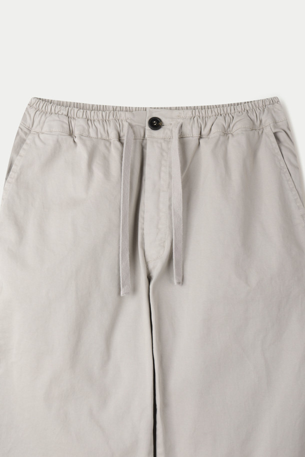 **CROSSLEY(크로슬리) 다잉 팬츠**는 편안한 착용감의 데일리 팬츠입니다. 베이지 컬러에 면과 스판덱스 혼방 소재로 제작되어 활동성을 높였습니다. 허리에는 밴딩과 스트링을 적용하여 편안함을 더했으며, 양옆과 힙 부분에 포켓이 있어 실용적입니다. 무지 디자인의 스트레이트 핏으로 캐주얼하고 미니멀한 스타일을 연출하기 좋습니다. 동네 마실룩에 완벽하게 어울리는 아이템입니다.
