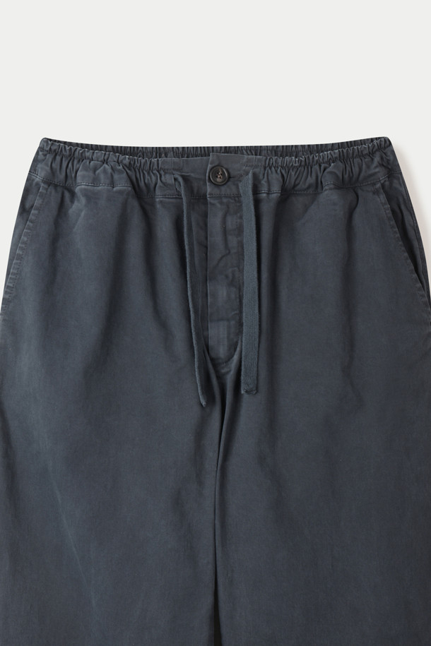 CROSSLEY(크로슬리) 다잉 팬츠는 편안한 데일리룩을 위한 캐주얼 스타일의 긴 바지입니다. 네이비 컬러의 무지 디자인으로, 면과 스판덱스 혼방 소재를 사용하여 부드러운 착용감을 제공합니다. 허리 부분은 밴딩 처리와 스트링으로 조절 가능하며, 양옆과 힙 포켓으로 실용성을 더했습니다. 스트레이트 핏으로 제작되어 활동성을 높였으며, 동네 마실룩이나 미니멀한 스타일을 연출하기에 좋습니다. 버튼과 지퍼로 여밈 처리가 되어 있습니다.
