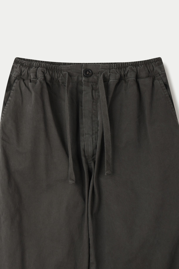 CROSSLEY(크로슬리) 다잉 팬츠는 가먼트 다잉 기법으로 제작되어 자연스러운 컬러감을 자랑합니다. 코튼과 스판덱스 혼방 소재로 제작되어 편안한 착용감을 선사하며, 밴딩 허리와 스트링으로 허리 사이즈를 조절할 수 있습니다. 스트레이트 핏으로 어떤 스타일에도 잘 어울리며, 데일리룩과 산책룩 등 TPO에 구애받지 않고 활용 가능합니다. 양옆 포켓과 힙 포켓으로 실용성을 더한 캐주얼 스타일의 긴 바지입니다.
