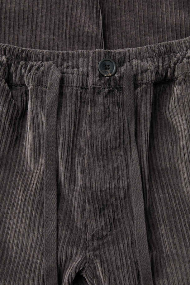 CROSSLEY(크로슬리) 코듀로이 팬츠는 가을과 겨울에 따뜻하게 입을 수 있는 남녀 공용 바지입니다. 부드러운 코듀로이 소재와 스판덱스의 혼방으로 편안한 착용감을 선사하며, 베이직하고 캐주얼한 스타일을 연출합니다. 허리 밴딩과 스트링 디테일로 활동성을 높이고, 스트레이트 핏으로 깔끔한 실루엣을 완성합니다. 톤 다운된 그레이 컬러와 무지 디자인으로 다양한 상의와 쉽게 매치할 수 있으며, 출근룩과 모임룩 등 폭넓게 활용 가능합니다. 양옆 포켓과 힙 포켓으로 실용성을 더했습니다.
