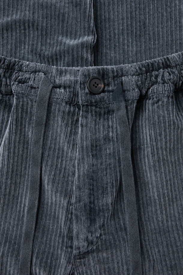 CROSSLEY(크로슬리) 코듀로이 팬츠는 가을, 겨울 시즌을 위한 베이직하고 캐주얼한 스타일의 긴 바지입니다. 부드러운 촉감의 코듀로이와 스판덱스 혼방 소재로 제작되어 편안한 착용감을 선사합니다. 톤 다운된 네이비 컬러에 무지 디자인으로, 출근룩과 모임룩 등 다양한 TPO에 활용 가능합니다. 스트레이트핏으로 다리가 길어 보이는 효과를 주며, 밴딩 허리와 스트링 디테일로 활동성을 더했습니다. 양옆 포켓과 힙 포켓, 버튼과 지퍼 여밈으로 실용성을 높인 두꺼운 두께감의 코듀로이 팬츠입니다.
