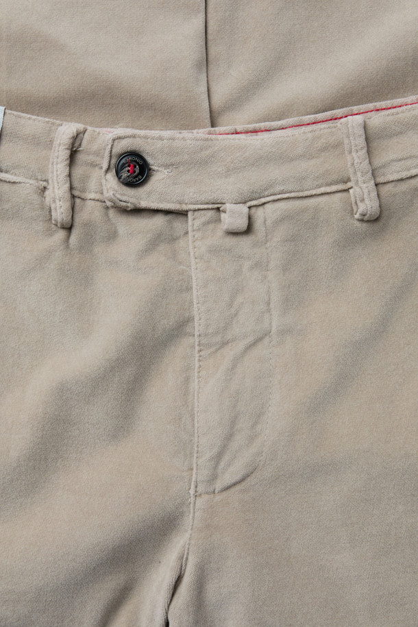 BARONIO(바르니오) 소프트 패브릭 팬츠는 부드러운 촉감의 면, 코듀로이, 엘라스틴 혼방 소재로 제작되어 가을, 겨울 시즌에 적합한 치노 팬츠입니다. 스트레이트핏으로 클래식하고 캐주얼한 스타일을 연출하며, 출근룩이나 비즈니스 캐주얼에 활용하기 좋습니다. 안감 기모 처리와 두꺼운 두께감으로 보온성을 높였으며, 신축성이 있어 편안한 착용감을 제공합니다. 베이지 컬러에 무지 디자인으로 어떤 상의와도 매치하기 용이하며, 사이드 포켓, 힙 포켓, 다트 디테일, 시그니처 라벨, 걸이용 고리 등의 특징을 갖추었습니다.
