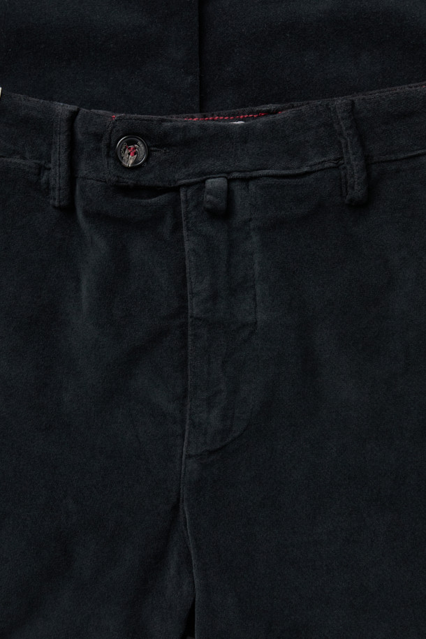 바르니오 소프트 패브릭 팬츠는 부드러운 촉감의 코듀로이, 면, 엘라스틴 혼방 소재로 제작되어 편안한 착용감을 선사합니다. 블랙 컬러의 무지 디자인에 스트레이트 핏으로, 클래식과 캐주얼 스타일을 모두 소화할 수 있습니다. 안감 기모 처리로 겨울철에도 따뜻하게 입을 수 있으며, 신축성 있는 소재로 활동성을 높였습니다. 출근룩과 비즈니스 캐주얼에 적합하며, 포켓, 다트 디테일과 시그니처 라벨, 걸이용 고리 등 섬세한 디테일이 돋보입니다. 
