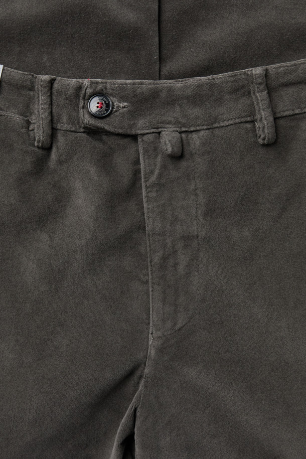 BARONIO(바르니오) 소프트 패브릭 팬츠는 부드러운 촉감의 코듀로이, 면, 엘라스틴 혼방 소재로 제작되어 겨울철 보온성을 제공합니다. 스트레이트 핏과 두꺼운 두께, 무지 디자인으로 클래식과 캐주얼 스타일을 모두 소화하며, 출근룩과 비즈니스 캐주얼에 적합합니다. 포켓 디테일과 엉덩이 다트, 시그니처 라벨, 걸이용 고리 디테일이 돋보이며, 스트레이트핏으로 편안한 착용감을 선사합니다. 미니멀한 스타일을 선호하는 분들께 추천하는 아이템입니다.
