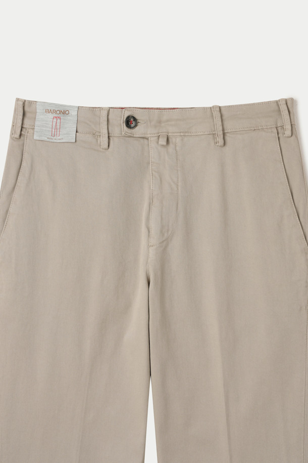 BARONIO(바로니오) 워싱 치노 팬츠는 가을에 어울리는 베이지 컬러의 스트레이트핏 치노 팬츠입니다. 면 소재로 제작되어 부드러운 촉감을 선사하며, 가먼트 워싱 처리로 자연스러운 멋을 더했습니다. 얇은 두께감으로 편안한 착용감을 제공하며, 일상, 출근룩, 비즈니스 캐주얼, 가을 나들이룩 등 다양한 TPO에 활용하기 좋습니다. 클래식, 미니멀, 캐주얼 스타일을 즐기는 분들께 추천하며, 사이드 포켓, 힙 포켓, 다트 디테일, 시그니처 포인트 라벨, 걸이용 고리 등의 디테일이 돋보입니다.
