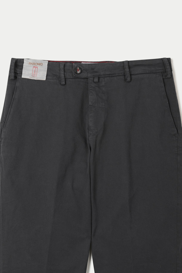 BARONIO(바르니오) 워싱 치노 팬츠는 클래식하고 베이직한 스타일을 추구하는 남성분들을 위한 제품입니다. 초가을에 적합하며, 출근룩 및 비즈니스 캐주얼에 활용하기 좋습니다. 블랙 컬러의 무지 디자인으로, 스트레이트 핏과 얇은 두께감으로 편안한 착용감을 선사합니다. 면 소재에 가먼트 워싱 처리를 더하여 자연스러운 멋을 살렸으며, 스트레치성 있는 소재로 활동성 또한 보장합니다. 사이드 포켓, 힙 포켓, 다트 디테일이 돋보이는 이 치노 팬츠는 단독 세탁을 권장합니다.
