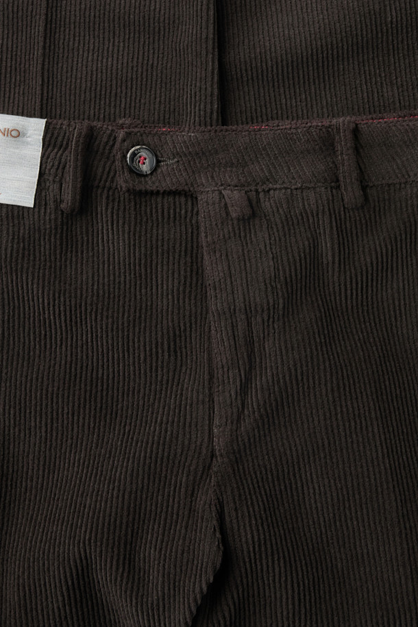 **바로니오 코듀로이 치노 팬츠**는 가을, 겨울 시즌에 어울리는 클래식 스타일의 남성용 바지입니다. 촘촘한 코듀로이 소재에 면, 스판덱스를 혼방하여 부드러운 촉감과 편안한 착용감을 제공하며, 기모 안감으로 보온성을 더했습니다. 레귤러핏으로 제작되었으며, 스트레이트 핏으로 떨어지는 깔끔한 실루엣을 연출합니다. 출근룩과 비즈니스 캐주얼에 적합하며, 무지 디자인과 다양한 디테일(포인트 라벨, 입술 포켓, 사이드 포켓, 다트)을 더해 미니멀하면서도 세련된 스타일을 완성합니다.
