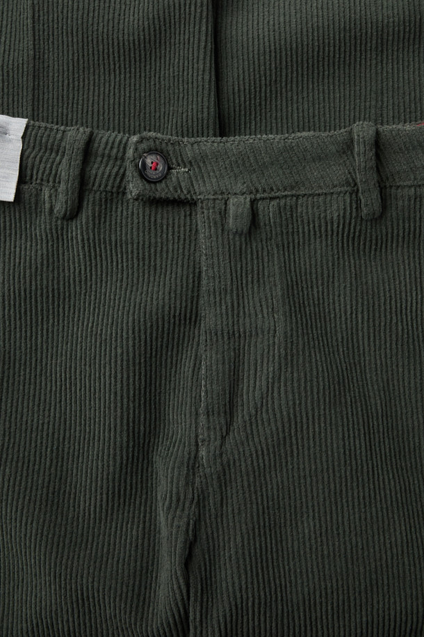 가을, 겨울 시즌에 어울리는 코듀로이 치노 팬츠입니다. 부드러운 촉감의 면, 코듀로이, 스판덱스 혼방 소재로 제작되어 편안한 착용감을 선사합니다. 베이직하고 캐주얼한 스타일로, 출근룩이나 모임룩 등 다양한 TPO에 활용 가능합니다. 그린 컬러의 무지 디자인에 스트레이트핏으로, 깔끔하고 미니멀한 스타일을 연출합니다. 입술포켓, 사이드포켓, 엉덩이 다트, 시그니처 포인트 라벨 디테일로 완성도를 높였습니다.
