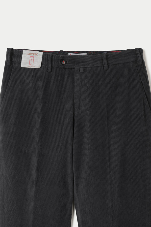 바르니오 트윌 코듀로이 팬츠는 가을과 겨울 시즌을 위한 스트레이트핏 코듀로이 팬츠입니다. 부드러운 촉감의 코듀로이, 면, 스판덱스 혼방 소재로 제작되어 편안한 착용감을 선사합니다. 안감 기모 처리로 보온성을 높였으며, 무지 디자인에 블랙 컬러로 어떤 스타일에도 잘 어울립니다. 엉덩이 입술 포켓, 사이드 포켓, 엉덩이 다트 디테일, 그리고 바르니오 시그니처 포인트 라벨이 특징입니다. 클래식, 미니멀, 캐주얼 스타일을 즐겨 입는 분들께 겨울 데일리룩, 출근룩, 모임룩으로 추천합니다.
