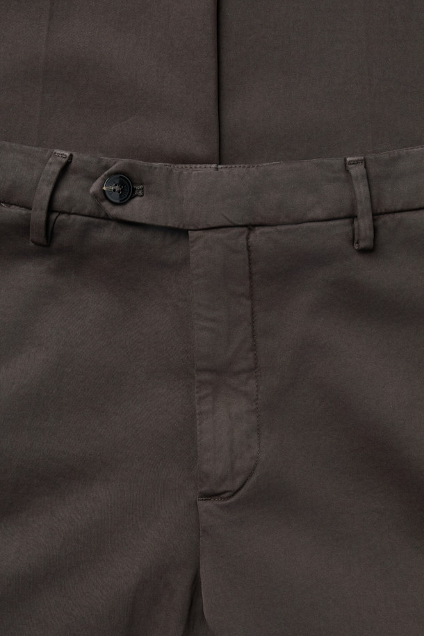 BRIGLIA(브리그리아) 워싱 나빌리오 팬츠는 캐주얼 스타일을 위한 원턱 스트레이트 팬츠입니다. 가먼트 다잉 처리로 자연스러운 색감과 부드러운 촉감을 선사하며, 이지핏 스트레이트 핏으로 편안한 착용감을 제공합니다. 코튼과 스판덱스 혼방 소재로 제작되어 신축성이 뛰어나 활동성이 좋으며, 산책이나 여행 시 편안하게 착용하기 좋습니다. 오프셋 버튼 잠금 방식으로 디자인되어 미니멀하면서도 클래식한 분위기를 연출합니다. 단독 세탁을 권장합니다.
