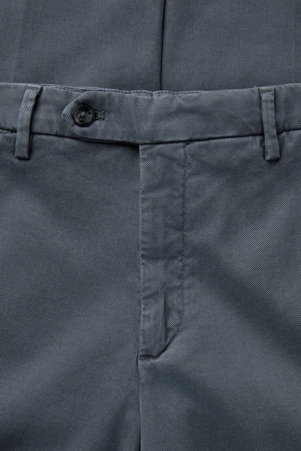 BRIGLIA(브리그리아) 트윌 나빌리오 팬츠는 캐주얼, 미니멀, 클래식 스타일을 아우르는 남성용 트윌 팬츠입니다. 그레이 컬러의 무지 디자인으로, 출근룩과 비즈니스 캐주얼에 적합합니다. 리오셀, 코튼, 스판덱스 혼방 소재로 제작되어 부드러운 촉감과 뛰어난 통기성, 흡습성, 신축성을 제공하며 편안한 이지핏을 선사합니다. 오프셋 버튼 잠금 방식으로 깔끔한 디자인을 완성했습니다. 사계절 내내 활용 가능한 실용적인 아이템입니다.
