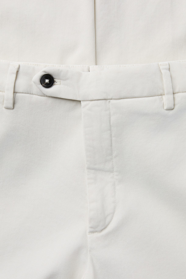 브리그리아 트윌 나빌리오 팬츠는 부드러운 촉감의 리오셀, 면, 스판덱스 혼방 소재로 제작되어 편안한 착용감을 선사합니다. 화이트 컬러의 무지 디자인과 이지핏 핏으로 캐주얼하고 미니멀한 스타일을 연출하기 좋습니다. 통기성과 흡습성이 뛰어나 봄, 여름철 일상복으로 활용하기 좋으며, 오프셋 버튼 잠금과 신축성으로 활동성을 더했습니다. 봄 소풍룩에 매치하여 세련된 스타일을 완성해보세요.
