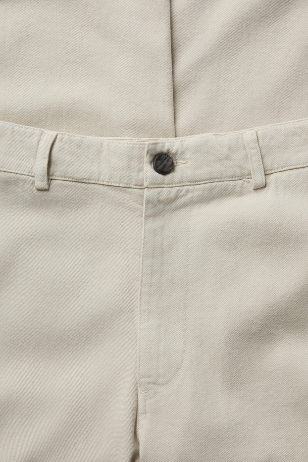 오리지널 빈티지 스타일 트윌 팬츠는 면 100% 소재로 제작되어 탄탄한 촉감을 자랑합니다. 클래식과 캐주얼 무드를 모두 연출할 수 있으며, 일상 및 출근룩, 데이트룩에 활용하기 좋습니다. 스트레이트 핏으로 제작되어 편안한 착용감을 선사하며, 화이트 컬러의 무지 디자인으로 어떤 상의와도 잘 어울립니다. 사선 조직의 트윌 소재와 밀도 높은 조직감으로 고급스러움을 더했으며, 신축성이 있어 활동성 또한 보장합니다.
