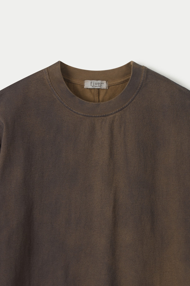 FIVER(파이버) 스프레이 가먼트 다이드 티셔츠는 빈티지한 스타일을 추구하는 당신을 위한 아이템입니다. 부드러운 면 소재로 제작되어 봄, 여름 시즌에 편안하게 착용할 수 있습니다. 브라운 컬러의 무지 디자인에 스프레이 가먼트 다잉 기법을 사용하여 은은한 멋을 더했습니다. 드롭 숄더 핏과 라운드넥 디자인으로 캐주얼하고 미니멀한 스타일을 연출하며, 등판 가운데 절개 디테일과 목 시보리 처리가 돋보입니다. 산책룩, 집콕룩 등 다양한 TPO에 활용하여 레트로 감성을 즐겨보세요.
