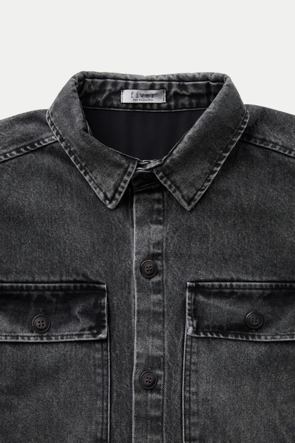 FIVER(파이버) 데님 셔츠 재킷은 빈티지한 스타일을 연출하는 블랙 컬러의 오버핏 데님 재킷입니다. 면과 데님 소재로 제작되어 탄탄한 촉감을 제공하며, 데일리룩과 산책룩에 모두 잘 어울립니다. 긴 소매 기장과 무지 패턴이 특징이며, 워싱 처리와 가슴 투포켓, 사이드 포켓 디테일이 돋보입니다. 버튼 여밈 방식으로 편안하게 착용할 수 있으며, 캐주얼 및 워크웨어 스타일을 즐겨 입는 분들께 추천합니다.
