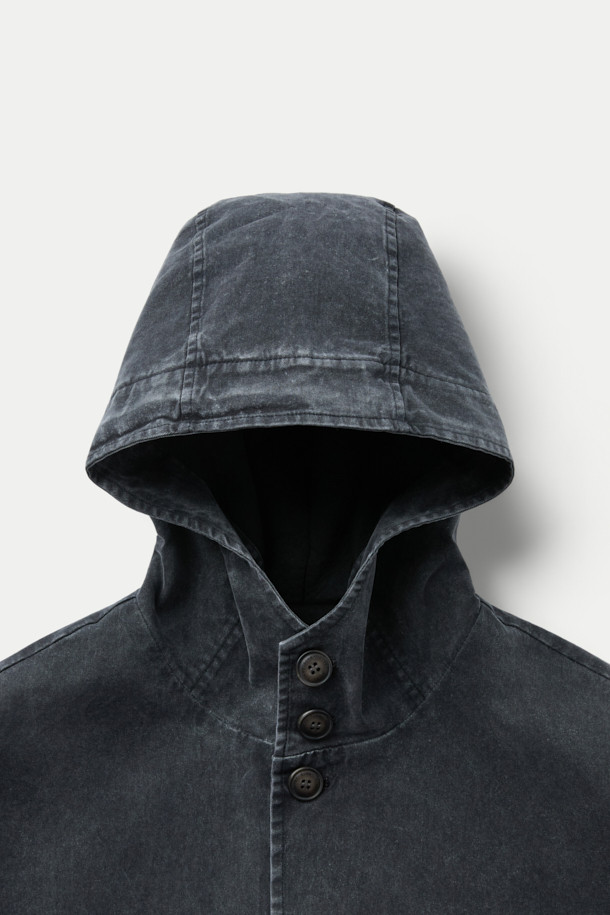 FIVER(파이버) 워커 마블 워시 후드 재킷은 빈티지 스타일을 추구하는 당신을 위한 아이템입니다. 가먼트 다잉 워싱 처리로 자연스러운 멋을 더했으며, 네오프렌 안감으로 편안한 착용감을 선사합니다. 숏 기장의 블랙 컬러 자켓으로, 일상생활과 산책룩에 모두 잘 어울립니다. 단추 여밈 방식과 레귤러핏으로 제작되어 편안하면서도 스타일리시하게 연출할 수 있습니다. 후드 디테일이 캐주얼한 무드를 더하며, 긴 소매 디자인으로 간절기에도 활용하기 좋습니다. 총 기장은 68cm입니다.
