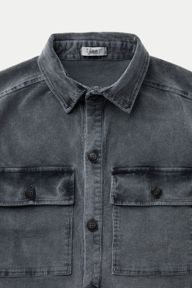 FIVER (파이버) 코듀로이 셔츠 재킷은 가을, 겨울 시즌에 어울리는 오버핏 셔츠 자켓입니다. 부드러운 코듀로이 소재를 사용하여 따뜻하고 편안한 착용감을 제공하며, 무지 디자인과 그레이 컬러로 캐주얼하면서도 빈티지한 스타일을 연출합니다. 가슴 투 포켓, 사이드 포켓 디테일과 워싱 가공으로 실용성을 더했으며, 두꺼운 두께감과 긴 소매 기장으로 보온성을 높였습니다. 버튼 여밈 방식이며, 일상복으로 활용하기 좋습니다.
