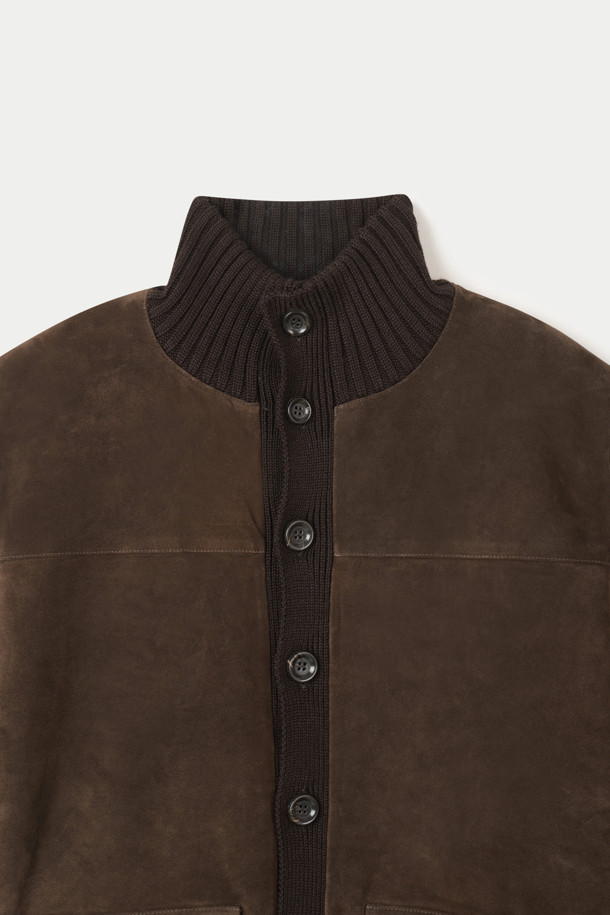 **DANIELE FIESOLI (다니엘 피에솔리) 레더 가디건**은 부드러운 소가죽, 울, 아크릴 소재의 조화로 제작된 간절기용 아우터입니다. 브라운 컬러의 레귤러핏 가디건으로, 하이넥 디테일과 투 포켓 디자인, 레더와 니트의 믹스 매치가 돋보입니다. 버튼 여밈 방식과 긴 소매 기장, 두꺼운 두께감으로 보온성을 높였으며, 클래식하고 모던한 스타일을 연출합니다. 데이트룩, 카페룩, 가을 나들이룩 등 다양한 TPO에 활용 가능하며, 미니멀하고 시크한 스타일을 선호하는 분들께 추천합니다.
