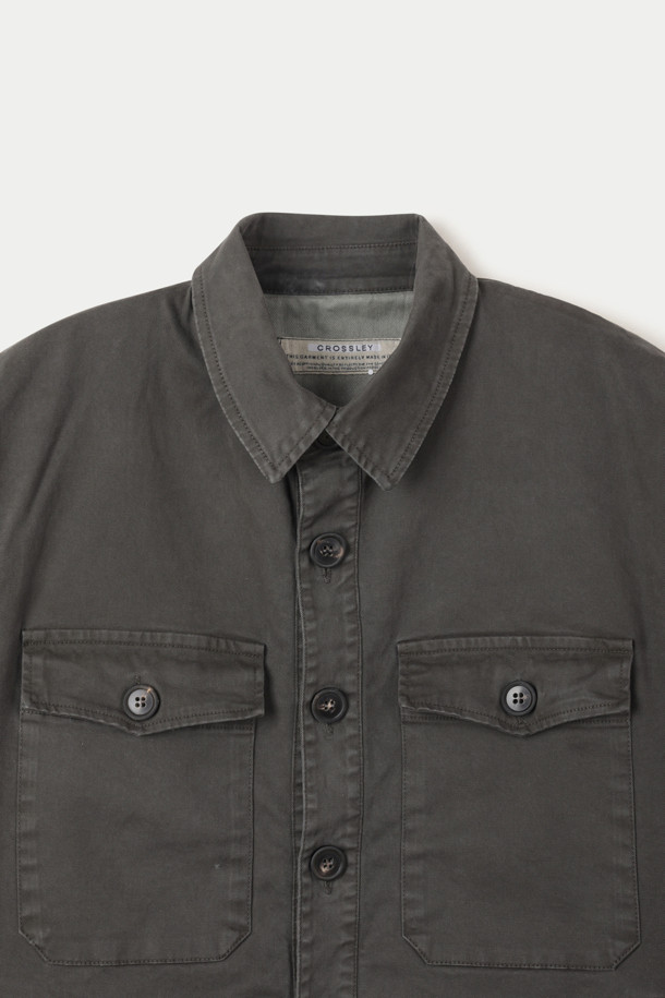 크로슬리(CROSSLEY) 다잉 버튼 재킷은 빈티지한 무드를 자아내는 캐주얼 & 클래식 스타일의 아우터입니다. 부드러운 코튼과 스판덱스 혼방 소재로 제작되어 편안한 착용감을 선사하며, 엉덩이를 덮는 기장으로 안정감을 줍니다. 가먼트 다잉 처리로 은은한 다잉 컬러를 표현했으며, 사이드 포켓과 가슴 패치 포켓, 기모 디테일로 실용성과 디자인을 모두 갖췄습니다. 셔츠형 디자인에 버튼 여밈 방식으로 편안하게 착용 가능하며, 봄, 가을 시즌 동네 마실룩이나 가을 나들이룩에 활용하기 좋습니다. 루즈핏으로 제작되어 활동성이 뛰어나며, 긴 소매 기장으로 다양한 스타일 연출이 용이합니다.
