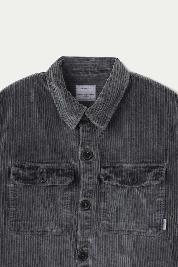 CROSSLEY(크로슬리) 다잉 코듀로이 재킷은 가을과 겨울, 두 계절에 걸쳐 따뜻함과 스타일을 책임지는 아우터입니다. 빈티지하면서도 캐주얼한 무드를 자아내며, 부드러운 촉감의 코듀로이, 면, 스판덱스 혼방 소재로 제작되어 편안한 착용감을 선사합니다. 가먼트 다잉 기법으로 은은한 멋을 더한 그레이 컬러의 무지 디자인은 어떤 룩에도 쉽게 매치할 수 있습니다. 크롭 기장과 루즈핏, 버튼 여밈 방식, 패치 포켓 디테일이 돋보이며, 겨울 데일리룩, 동네 마실룩, 카페룩 등 다양한 TPO에 활용 가능합니다. 단독 세탁을 권장합니다.
