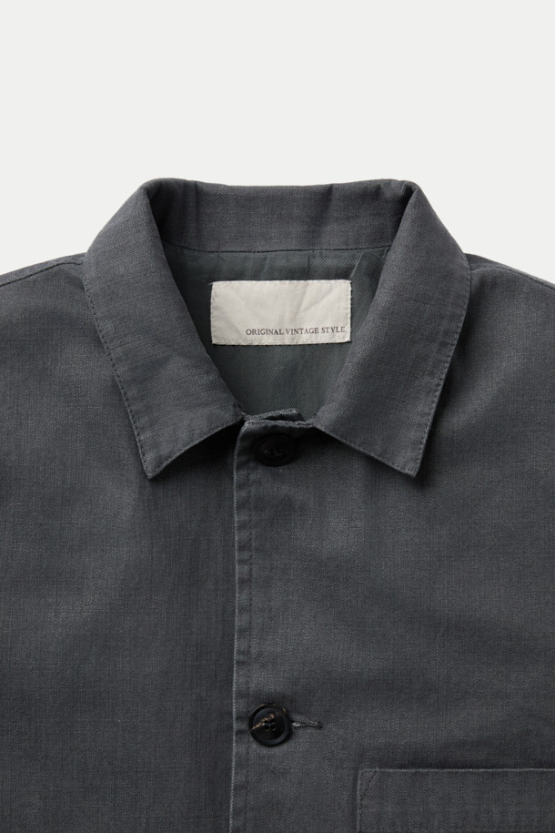 ORIGINAL VINTAGE STYLE 다잉 재킷은 봄, 가을에 어울리는 클래식하고 빈티지한 무드의 자켓입니다. 다크 그레이 컬러의 무지 디자인으로, 루즈핏에 버튼 여밈 방식을 갖추어 편안한 착용감을 선사합니다. 면과 폴리에스터 혼방 소재로 제작되어 부드러운 촉감을 느낄 수 있으며, 가슴 포켓과 패치 포켓 디테일로 실용성을 더했습니다. 다잉 워싱 가공으로 빈티지한 멋을 살렸으며, 이염에 주의하여 단독 세탁하는 것을 권장합니다. 데이트룩, 출근룩 등 다양한 TPO에 맞춰 미니멀하고 캐주얼한 스타일을 연출해보세요.
