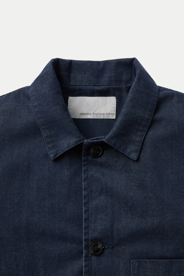 ORIGINAL VINTAGE STYLE 다잉 재킷은 클래식과 빈티지 무드를 자아내는 아우터입니다. 네이비 컬러의 무지 디자인에 루즈핏으로 편안하게 착용 가능하며, 봄, 가을 계절에 적합합니다. 면과 폴리에스터 혼방 소재로 제작되어 부드러운 촉감을 선사하며, 긴 소매와 버튼 여밈 방식이 특징입니다. 가슴 포켓과 패치 포켓, 다잉 가공 디테일이 돋보이며, 데이트룩, 출근룩 등 다양한 TPO에 활용할 수 있습니다. 이염에 주의하여 단독 세탁하는 것을 권장합니다.
