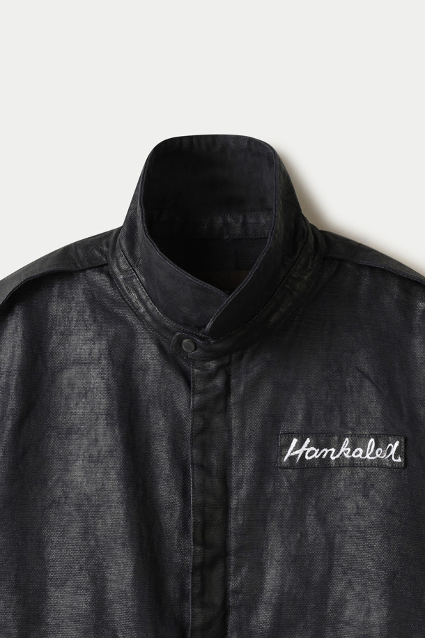 HANKALEX 코튼 트러커는 캐주얼, 빈티지 스타일을 선호하는 분들을 위한 블랙 컬러의 면 소재 트러커 자켓입니다. 봄, 가을에 착용하기 좋으며, 숏 기장과 레귤러핏으로 편안한 착용감을 제공합니다. 집업 방식으로 간편하게 착용 가능하며, 워싱 처리, 크랙 디테일, 빅포켓 디자인으로 빈티지한 멋을 더했습니다. 부드러운 촉감과 시보리 마감, 긴 소매 기장으로 활동성과 스타일을 모두 만족시키는 데일리 아이템입니다. 동네 마실룩이나 가을 나들이룩에 활용하여 미니멀하면서도 개성 있는 스타일을 연출해보세요.
