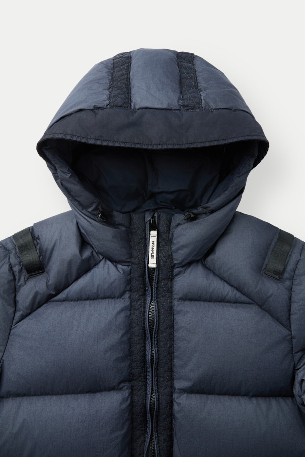 **HANKALEX(헝카렉스) 다이드 덕 다운**은 빈티지한 스타일의 네이비 컬러 덕 다운 아우터입니다. 겨울철 보온성을 책임지는 두꺼운 두께감과 루즈핏으로 편안한 착용감을 선사합니다. 발수 기능과 PU 필름 코팅으로 생활 방수가 가능하며, 가먼트 다잉 처리로 특유의 빈티지한 멋을 더했습니다. 소매 시보리 디테일과 전면 지퍼 포켓으로 실용성을 높였으며, 출근룩과 여행룩, 캐주얼, 미니멀, 클래식 스타일 모두 소화 가능한 활용도 높은 아이템입니다.
