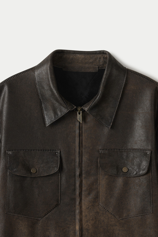 SALVATORE SANTORO(살바토레 산토로)의 BURNT BAY(번트 베이) 레더 재킷은 빈티지하면서도 클래식한 무드를 자아내는 남성용 아우터입니다. 부드러운 양가죽 소재로 제작되어 편안한 착용감을 선사하며, 봄, 가을 시즌에 활용하기 좋습니다. 셔츠형 디자인에 2WAY 지퍼, 사이드 포켓, 가슴 포켓 등의 디테일이 더해져 실용성을 높였습니다. 가먼트 워싱 처리와 켄톤 버튼으로 빈티지한 멋을 살렸으며, 스탠다드 핏으로 어떤 스타일에도 자연스럽게 어울립니다. 데이트룩, 가을 나들이룩, 모임룩 등 다양한 TPO에 클래식, 미니멀, 캐주얼 스타일로 연출해보세요.
