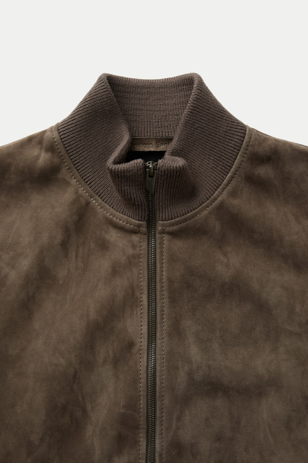 SALVATORE SANTORO (살바토레 산토로) 레더 점퍼는 부드러운 양가죽과 스웨이드 소재를 사용하여 클래식한 무드를 연출합니다. 브라운 컬러의 무지 디자인으로 어떤 스타일에도 쉽게 매치할 수 있으며, 봄, 가을 간절기에 활용하기 좋습니다. 크롭 기장에 집업 스타일로 편안하게 착용 가능하며, 스탠다드 핏으로 제작되어 세련된 실루엣을 선사합니다. 시보리 디테일과 사이드 포켓, 가먼트 워싱 처리로 고급스러움을 더해 데이트룩, 모임룩, 미니멀, 시크 스타일을 완성합니다.
