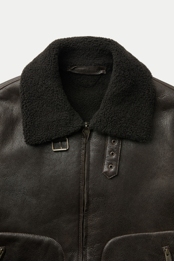 살바토레 산토로 무스탕 재킷은 브라운과 블랙 두 가지 색상으로 출시되어, 가을과 겨울에 따뜻하고 스타일리시하게 연출할 수 있습니다. 양가죽 소재로 제작되어 부드러운 촉감을 자랑하며, 크롭 기장에 집업 여밈 방식으로 편안하게 착용 가능합니다. 클래식한 무드의 스탠다드 핏으로, 양털 에리와 사이드 포켓, 퍼 안감으로 보온성을 높였습니다. 데이트룩, 모임룩 등 다양한 TPO에 미니멀, 시크한 스타일을 더해 세련된 룩을 완성해 보세요.
